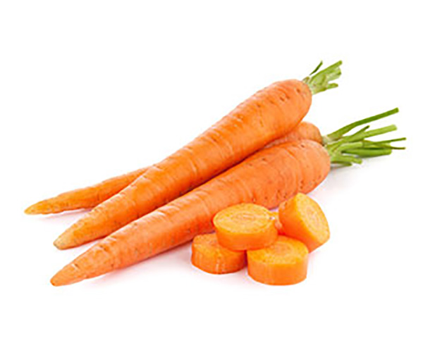 Zanahorias en canasta en casa