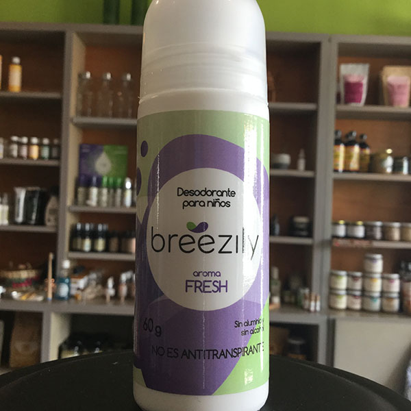 Desodorante natural breezily roll on en canasta en casa